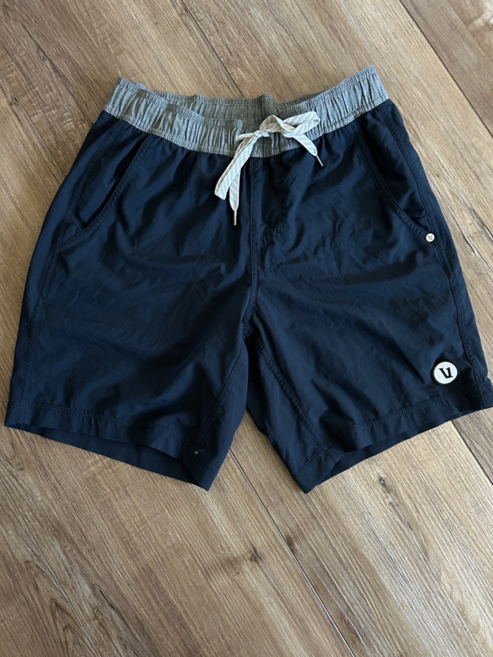 Vuori men’s XS navy Athletic Shorts with Gray Waistband 7” inseam